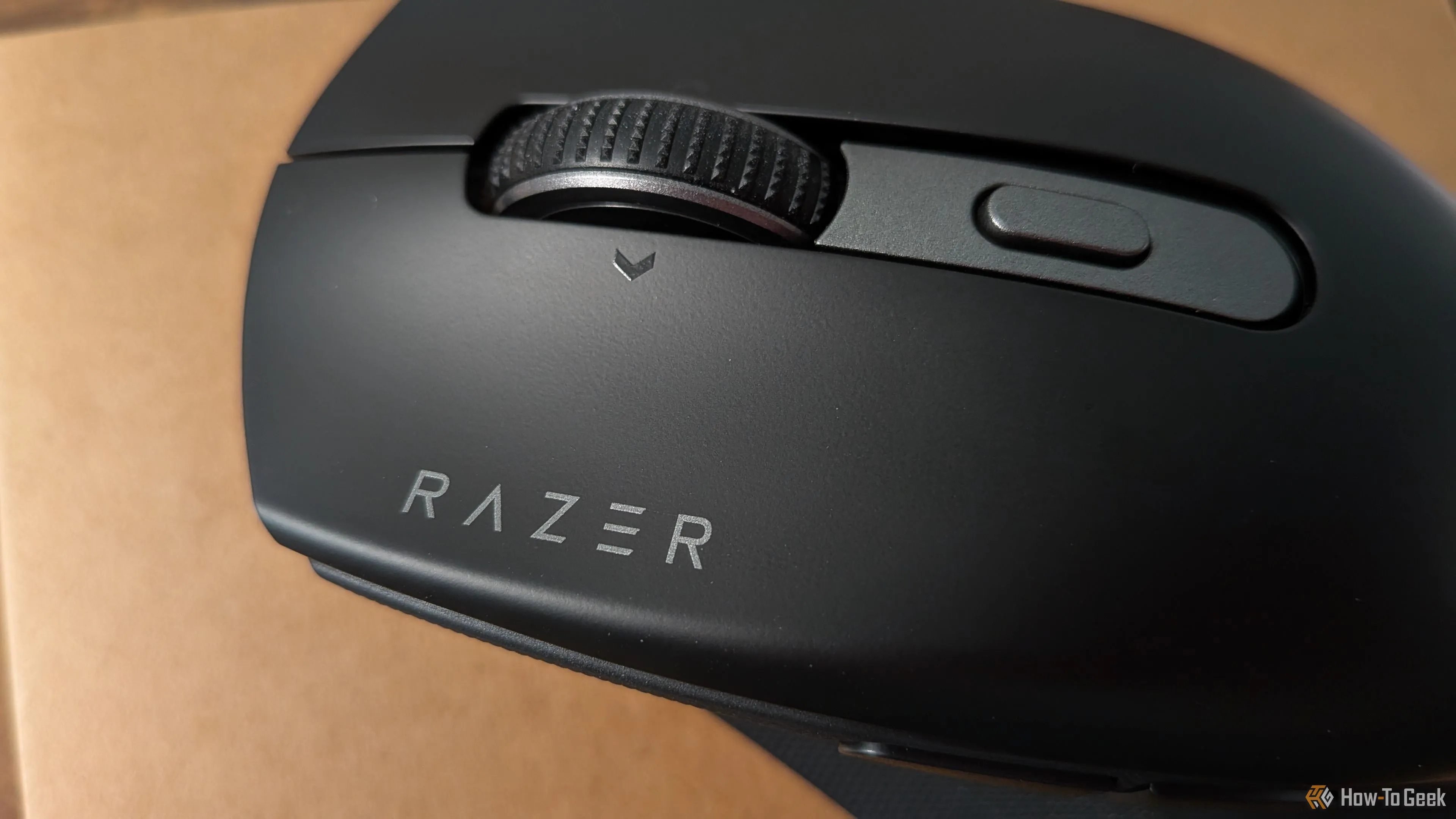 Hình ảnh cận cảnh chuột Razer Pro Click V2, cho thấy chi tiết về các nút bấm, bánh xe cuộn và đường cong công thái học tinh tế.