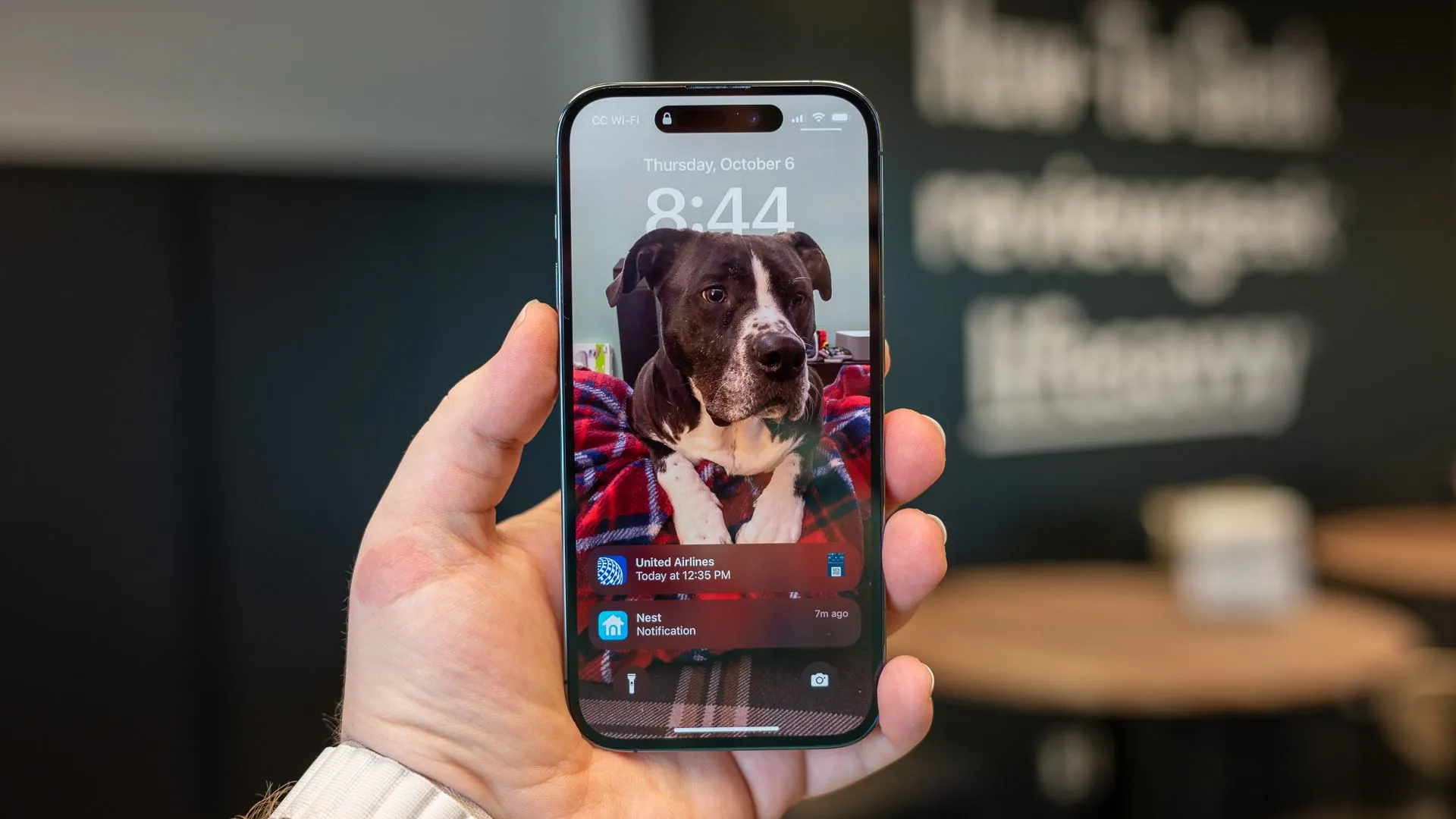 Hình ảnh cận cảnh điện thoại Apple iPhone 14 Pro màu đen.