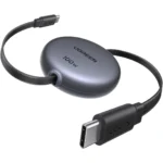 Hình ảnh cáp UGREEN USB-C rút gọn 100W đang sạc cho laptop, thể hiện khả năng cuộn gọn và sạc nhanh tiện lợi