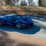 Hình ảnh Chevrolet Corvette ZR1 2025 phiên bản Convertible màu đỏ trên đường quê