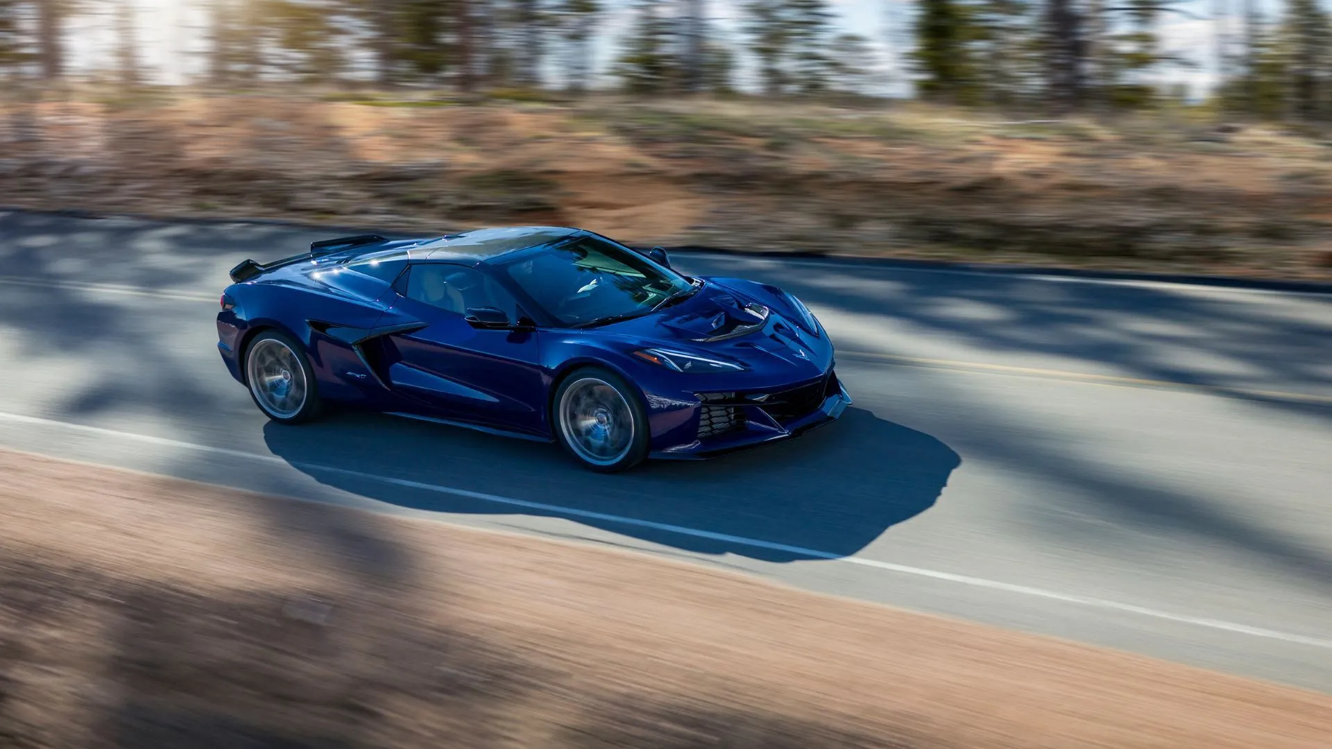 Hình ảnh Chevrolet Corvette ZR1 2025 phiên bản Convertible màu đỏ trên đường quê