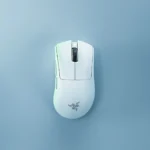 Hình ảnh chuột gaming Razer DeathAdder V4 Pro màu đen trên nền xám, thể hiện thiết kế công thái học và trọng lượng siêu nhẹ.