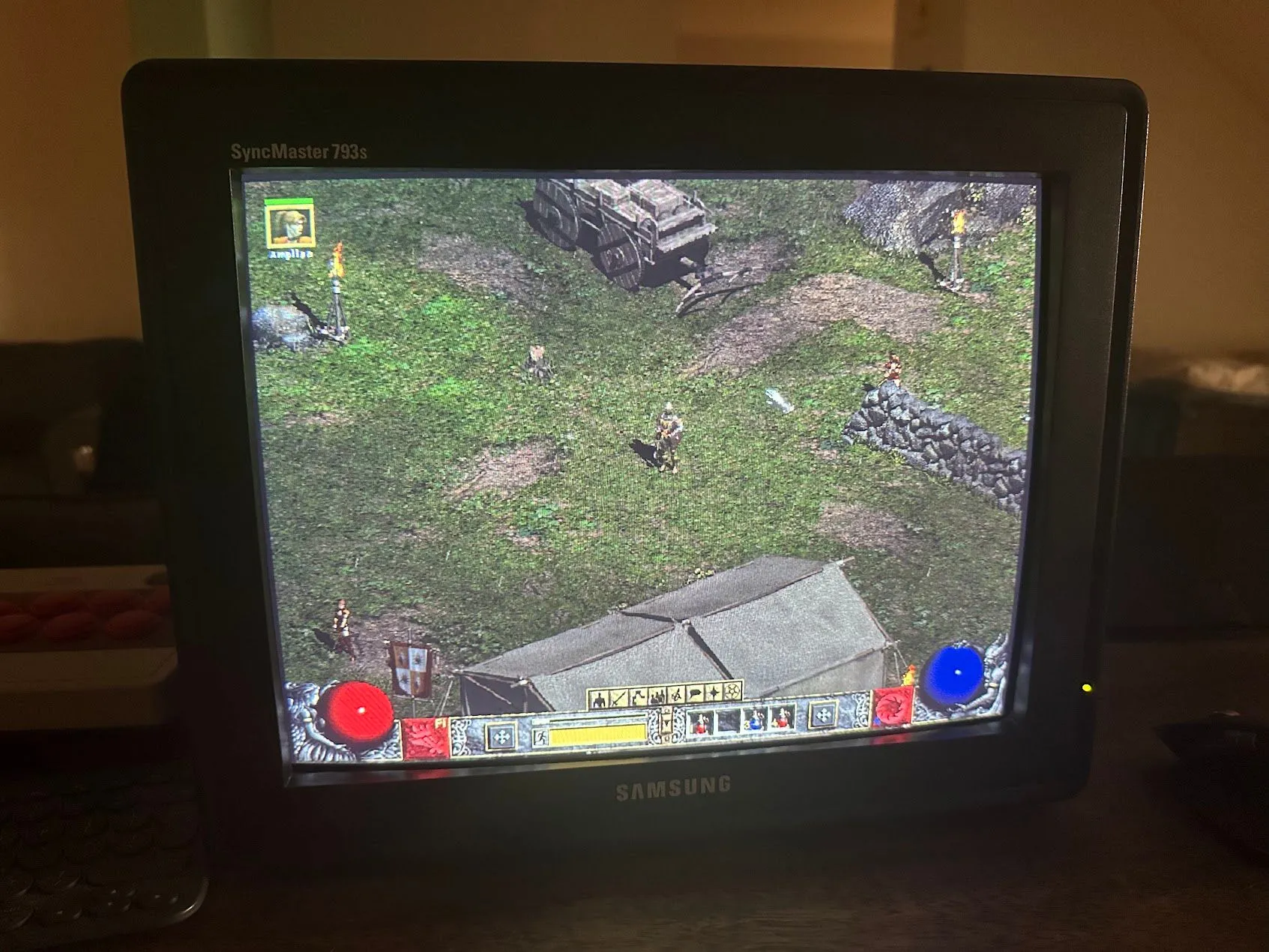 Hình ảnh game Diablo II hiển thị rõ nét trên màn hình CRT, giữ nguyên trải nghiệm đồ họa cổ điển.