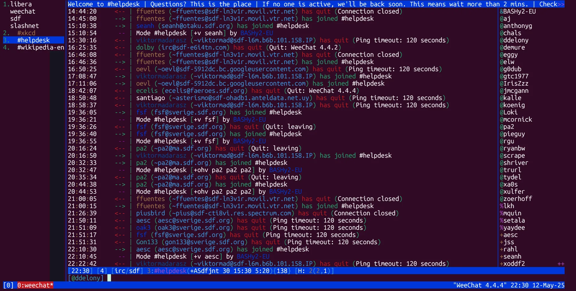 Hình ảnh giao diện tmux với tùy chỉnh màu sắc, chạy ứng dụng IRC Weechat trên một tài khoản shell, minh họa việc duy trì phiên làm việc từ xa.
