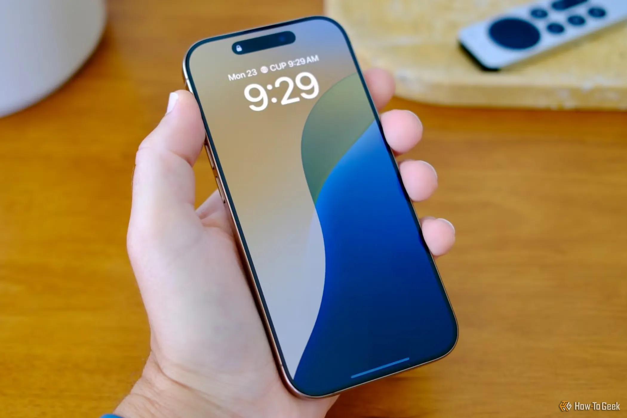 Hình ảnh iPhone 16 Pro Max đang được cầm trên tay