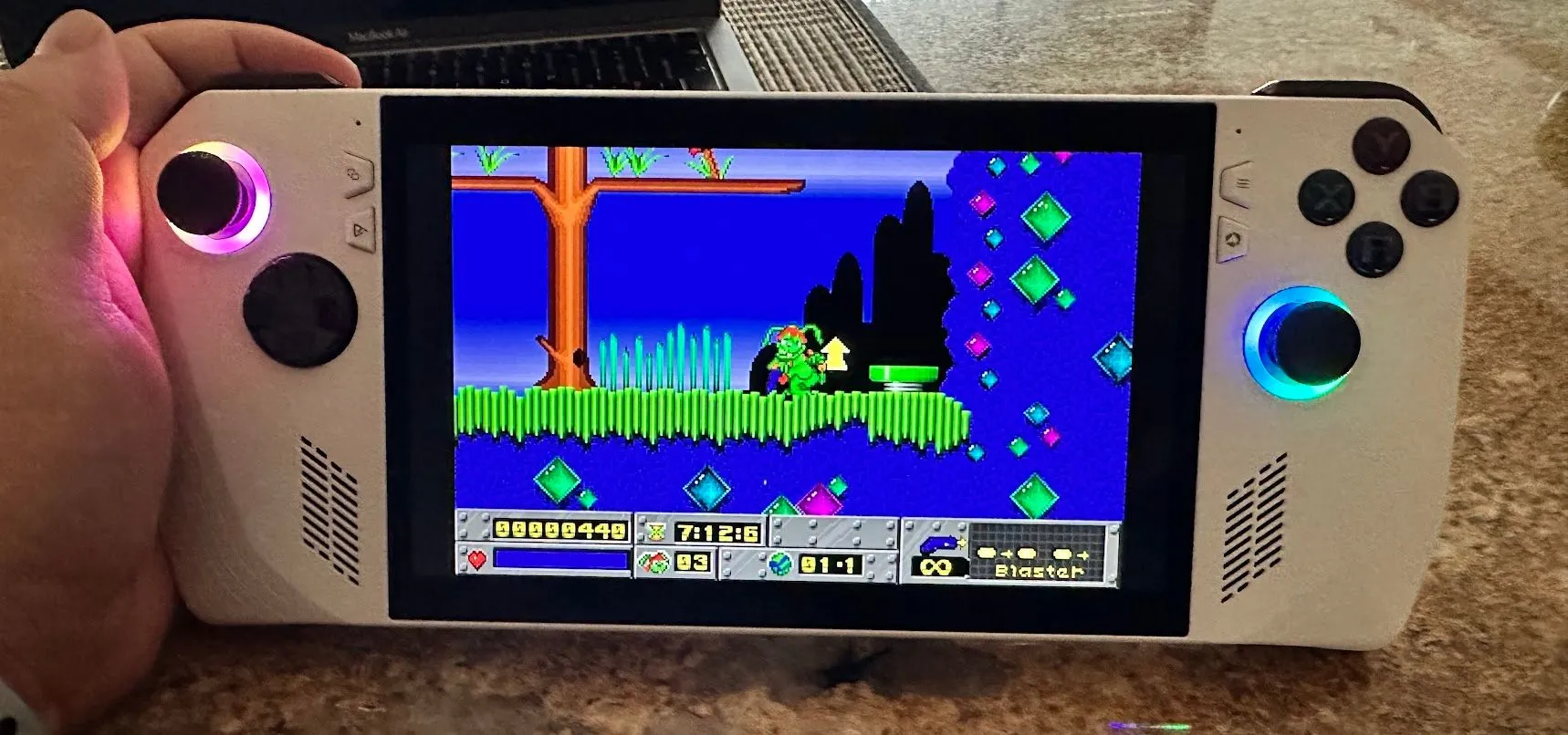 Hình ảnh Jazz Jackrabbit đang chạy trên thiết bị chơi game cầm tay ROG Ally, cho thấy sự khác biệt so với CRT.