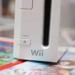 Hình ảnh một máy console Nintendo Wii màu trắng, biểu tượng của kỷ nguyên game rác trên cửa hàng trực tuyến đầu tiên của Nintendo.