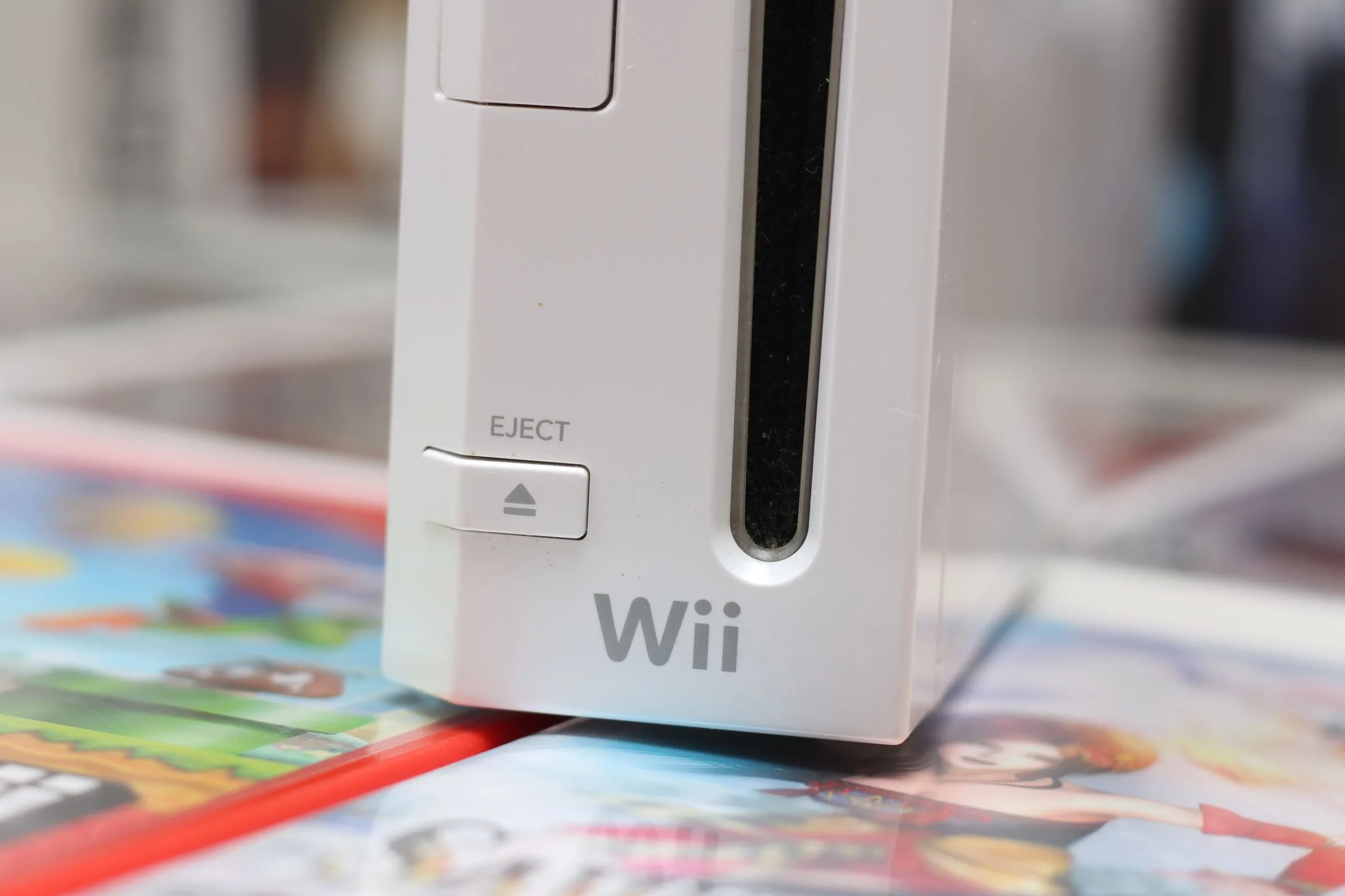 Hình ảnh một máy console Nintendo Wii màu trắng, biểu tượng của kỷ nguyên game rác trên cửa hàng trực tuyến đầu tiên của Nintendo.