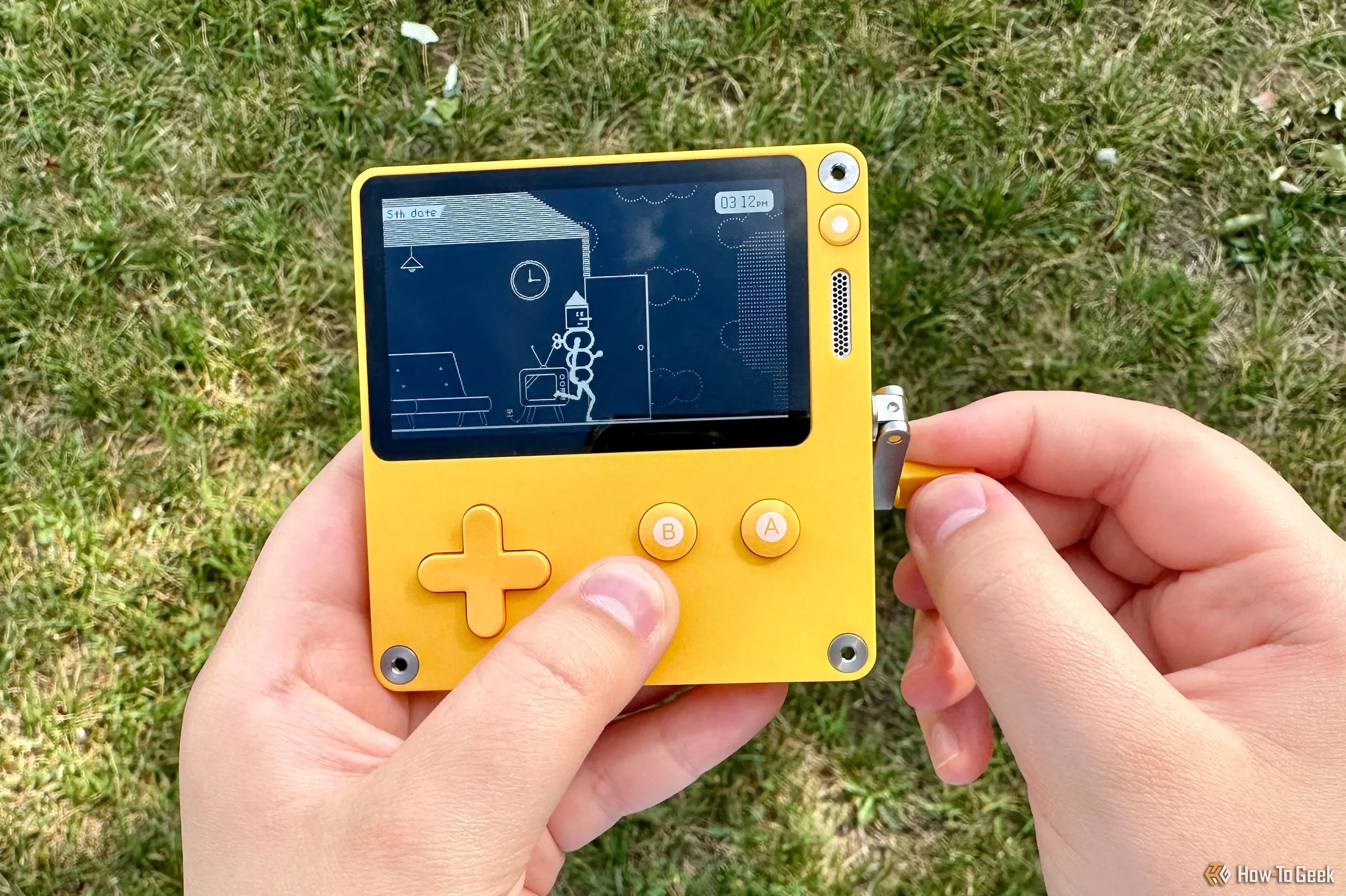 Hình ảnh người dùng đang trải nghiệm Playdate với cơ chế tay quay độc đáo, thể hiện sự tương tác vật lý khác biệt của thiết bị.
