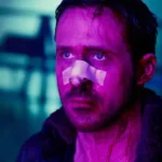 Hình ảnh nhân vật chính từ phim Blade Runner 2049 với ánh sáng tím bao phủ