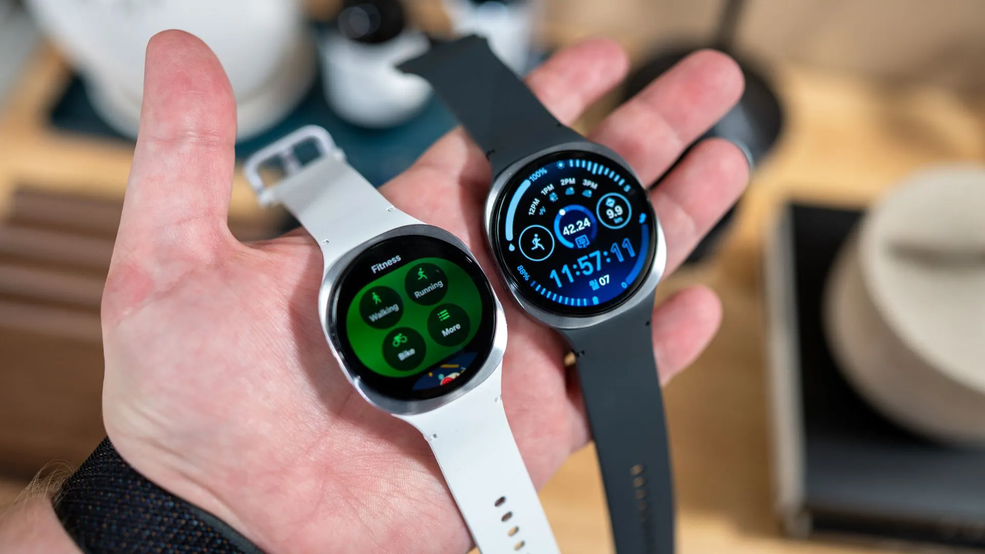 Hình ảnh so sánh trực quan hai phiên bản Samsung Galaxy Watch 8 kích thước 40mm và 44mm, cho thấy sự khác biệt về kích thước màn hình.