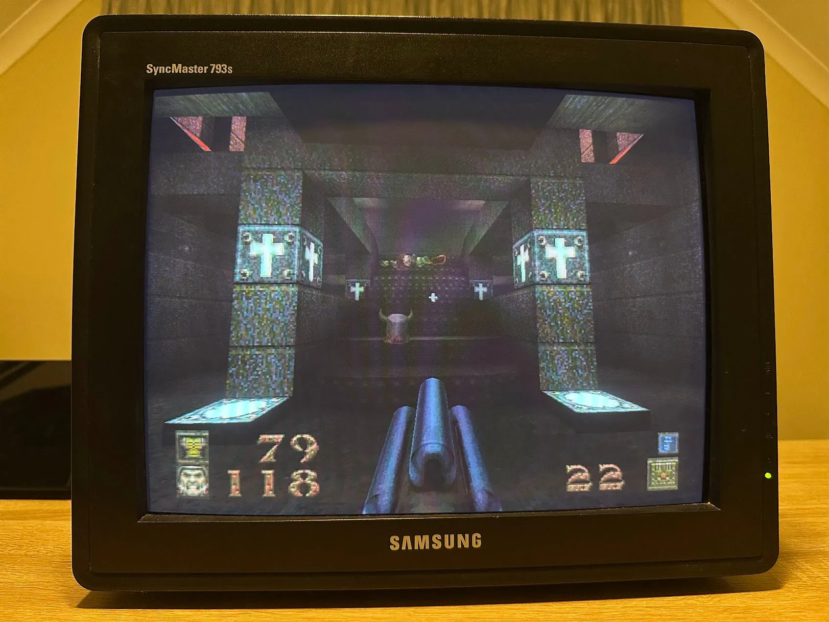 Hình ảnh tựa game Quake cổ điển chạy mượt mà trên màn hình CRT