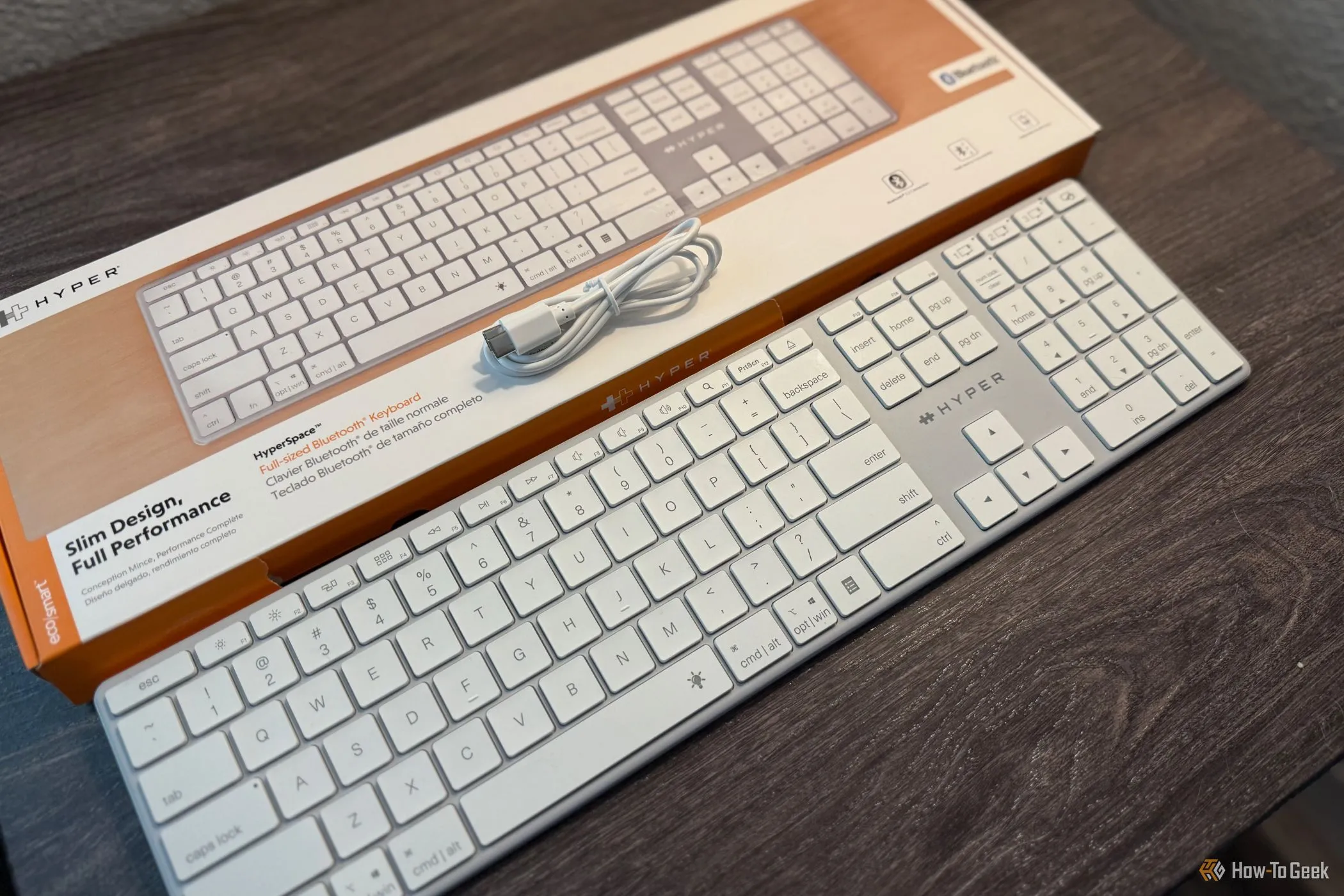 Hộp đựng bàn phím Hyper HyperSpace Bluetooth Wireless Keyboard cùng dây sạc USB-C đi kèm