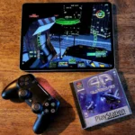 iPad chạy game G-Police đặt cạnh đĩa game PS1 gốc và tay cầm PS4