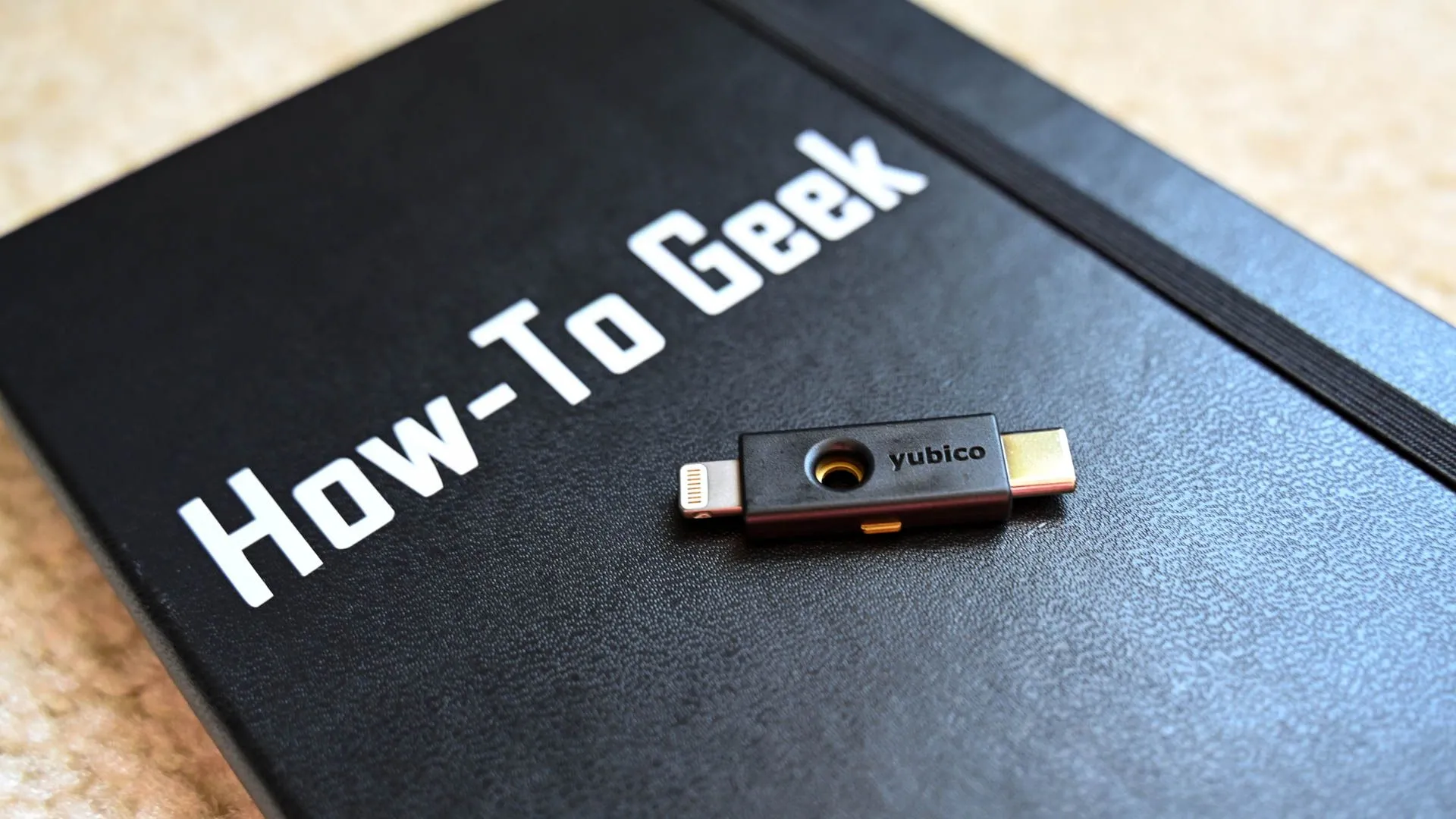 Khóa bảo mật phần cứng Yubico YubiKey 5CI trên cuốn sổ