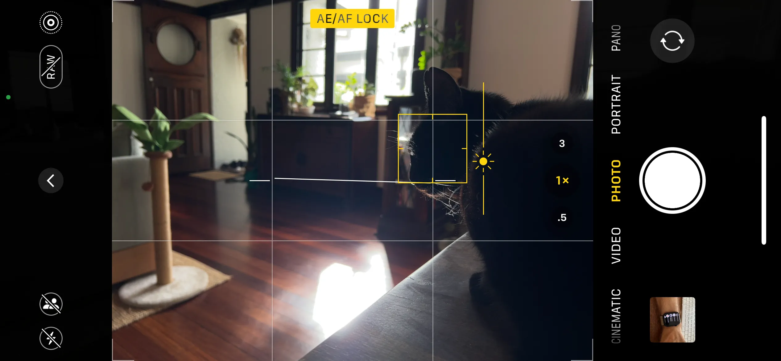 Khóa lấy nét và phơi sáng AF/AE Lock trong ứng dụng Camera của iPhone.