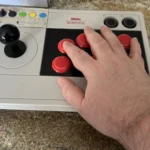Kích thước thực tế của 8BitDo Arcade Stick so với bàn tay.