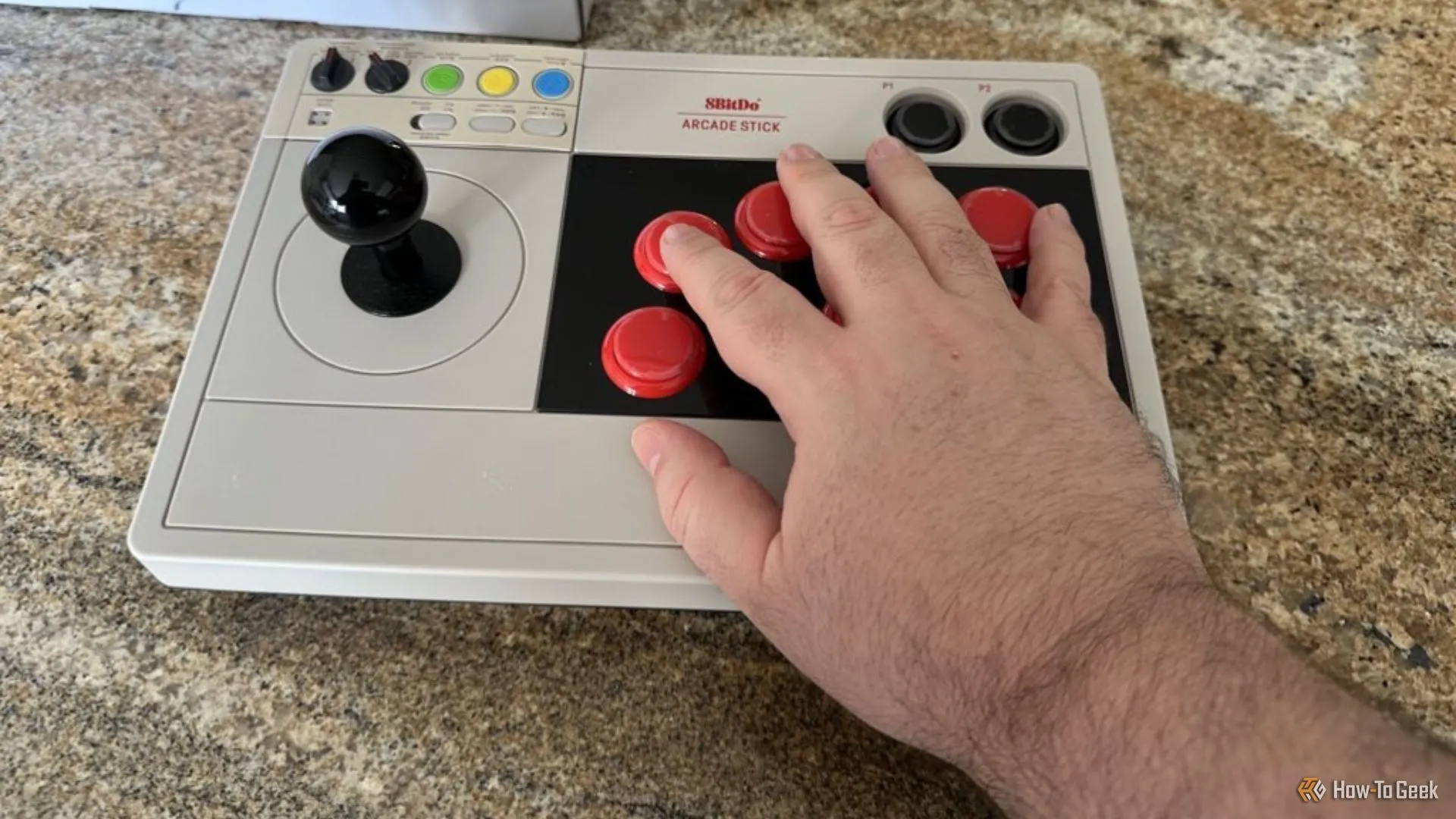 Kích thước thực tế của 8BitDo Arcade Stick so với bàn tay.