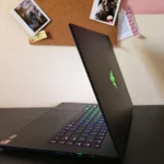 Laptop gaming Razer Blade 16 2025 từ góc nhìn nghiêng trên bàn làm việc
