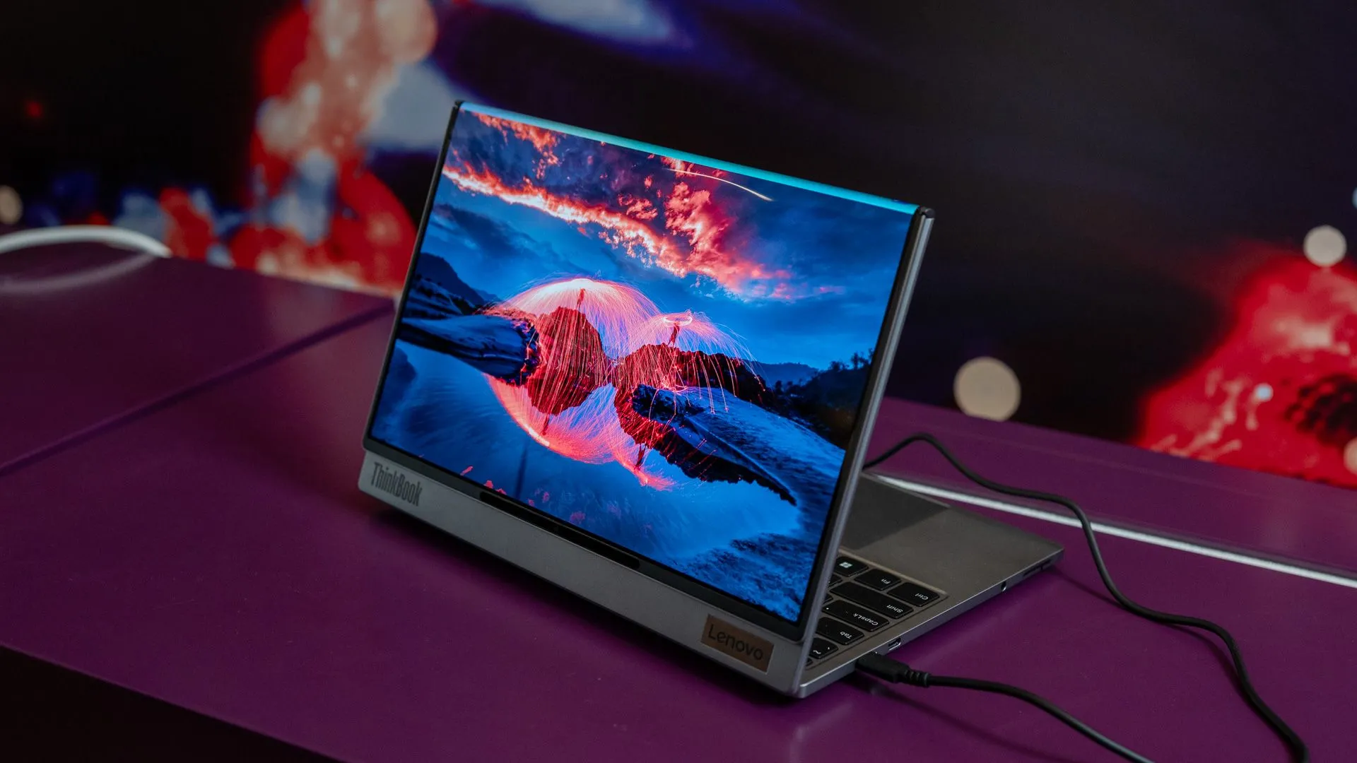 Laptop Lenovo ThinkBook Flip AI PC concept với màn hình gập