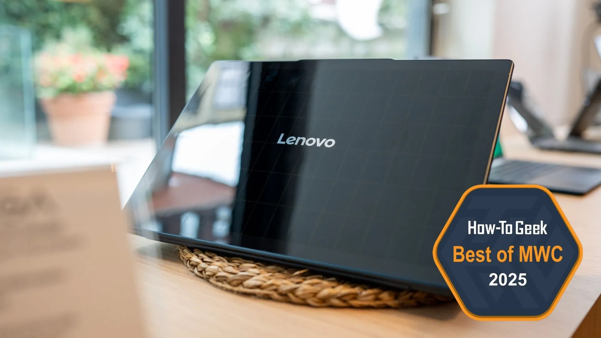 Laptop Lenovo Yoga Solar PC concept trình diễn tại MWC 2025