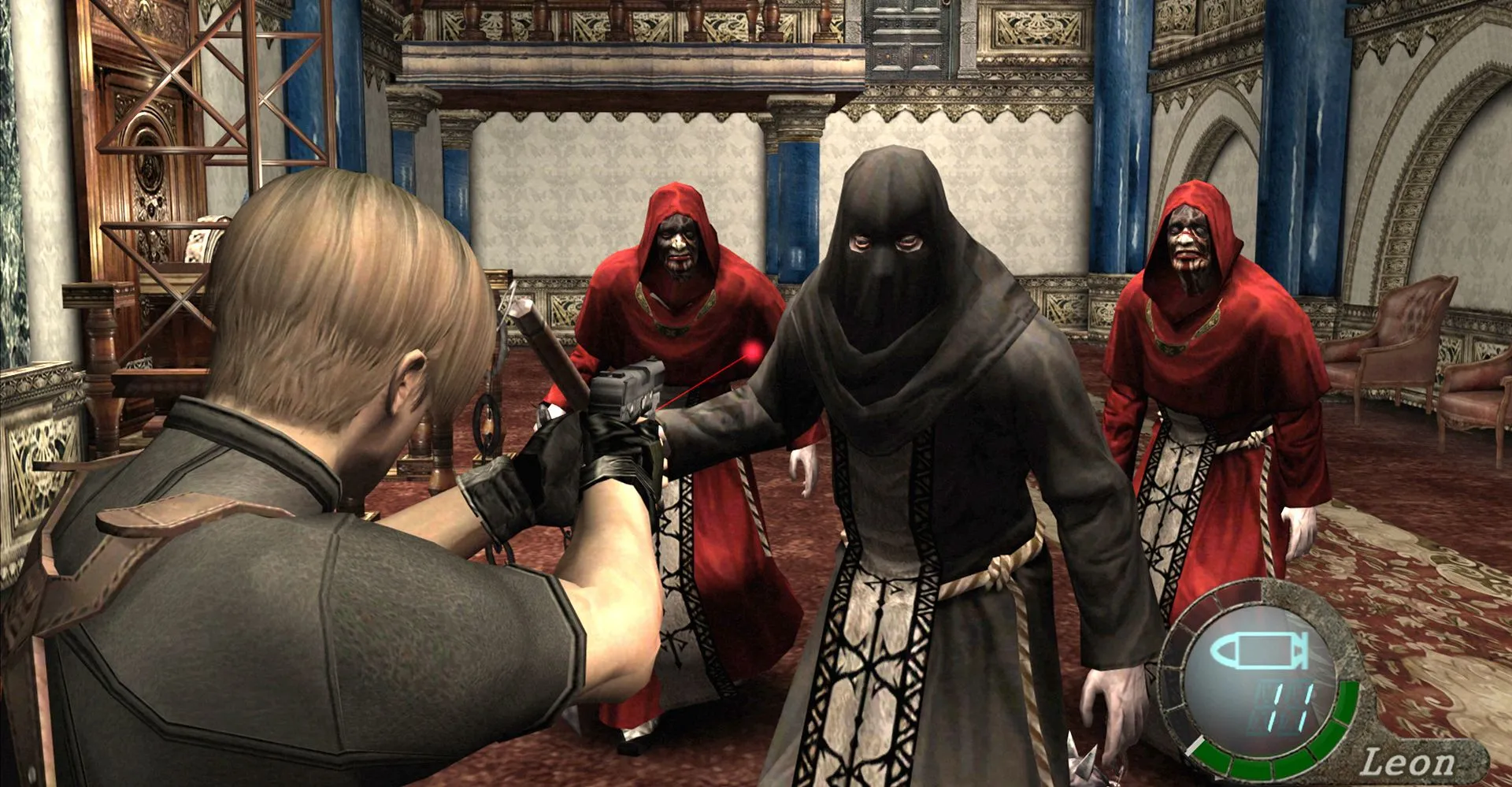 Leon S. Kennedy chiến đấu với giáo phái Ganados trong Resident Evil 4 (2005), biểu tượng của phong cách hành động và &quot;campy&quot; trong series.