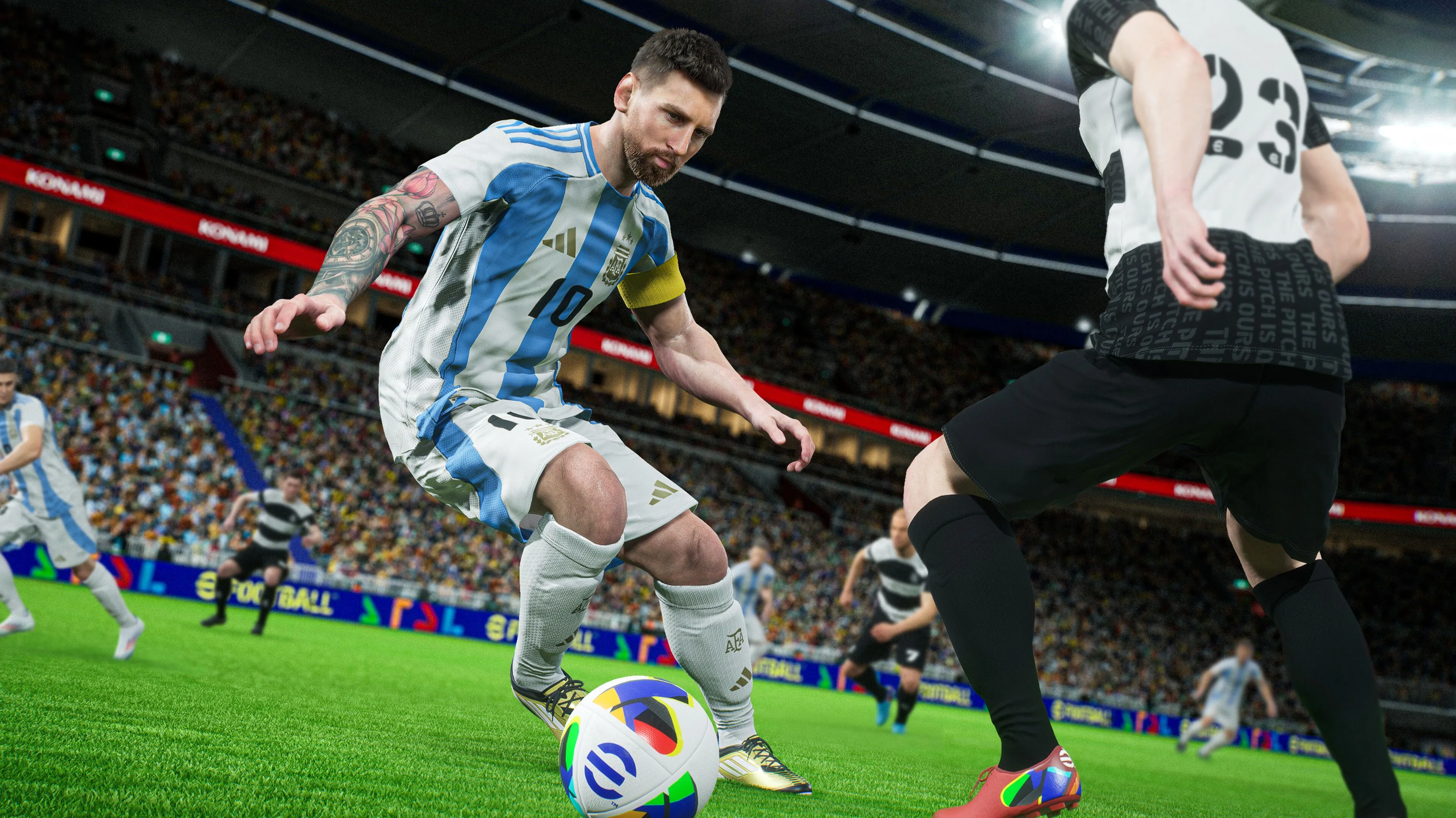 Lionel Messi đang rê bóng trong eFootball™, minh họa lối chơi bóng đá chân thực với các cầu thủ nổi tiếng.