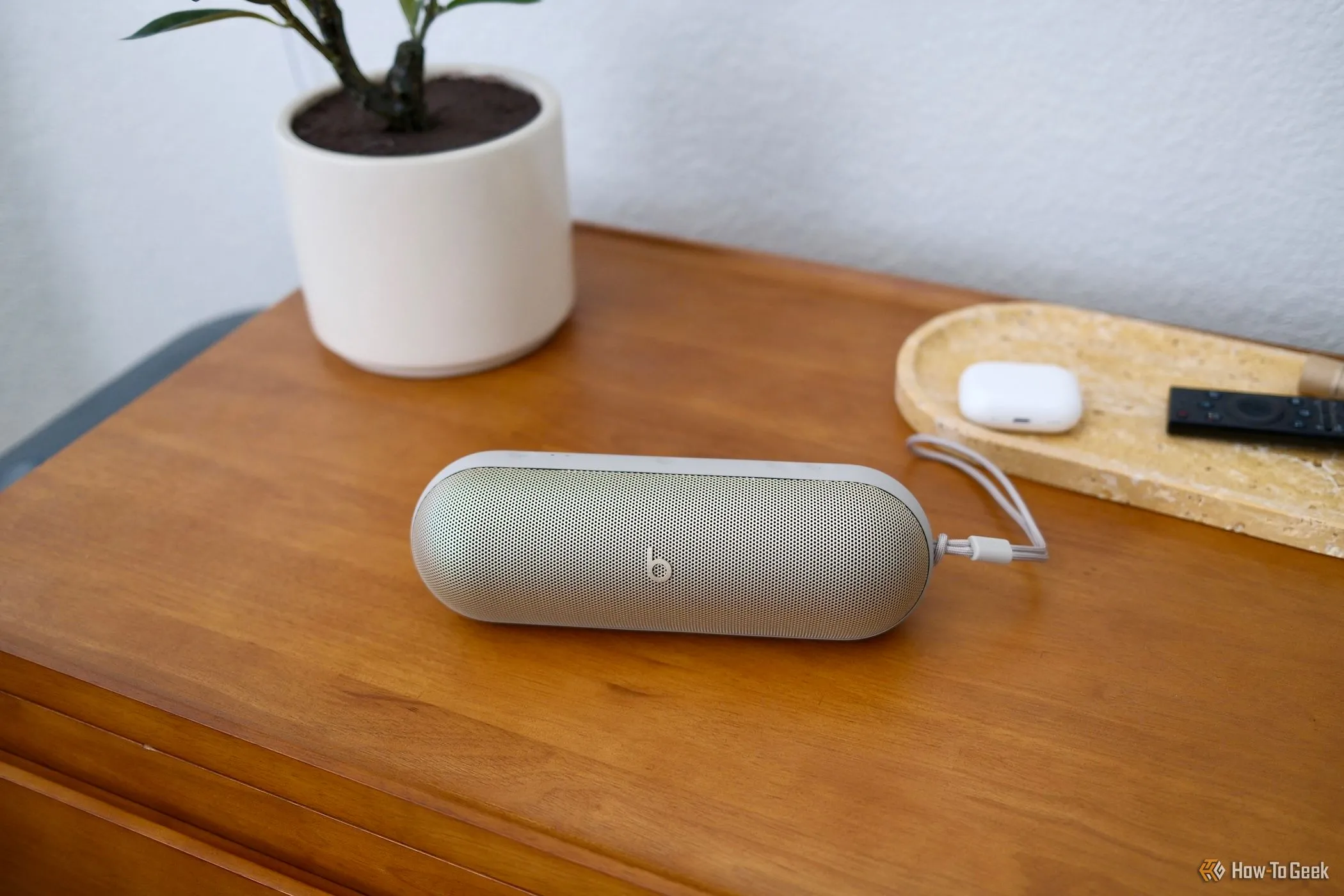 Loa di động Beats Pill màu vàng cam đặt trên bàn, tượng trưng cho các ưu đãi công nghệ khác