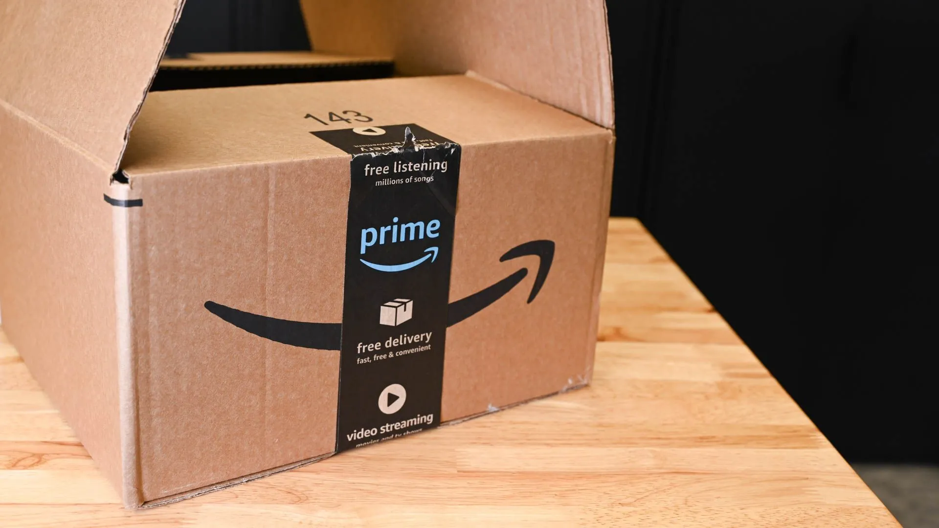 Logo Amazon phản ánh khó khăn trong việc giải thích chi phí tăng do thuế quan với khách hàng