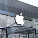 Logo Apple bên ngoài cửa hàng Apple, tượng trưng cho chính sách bảo hành và đổi trả.