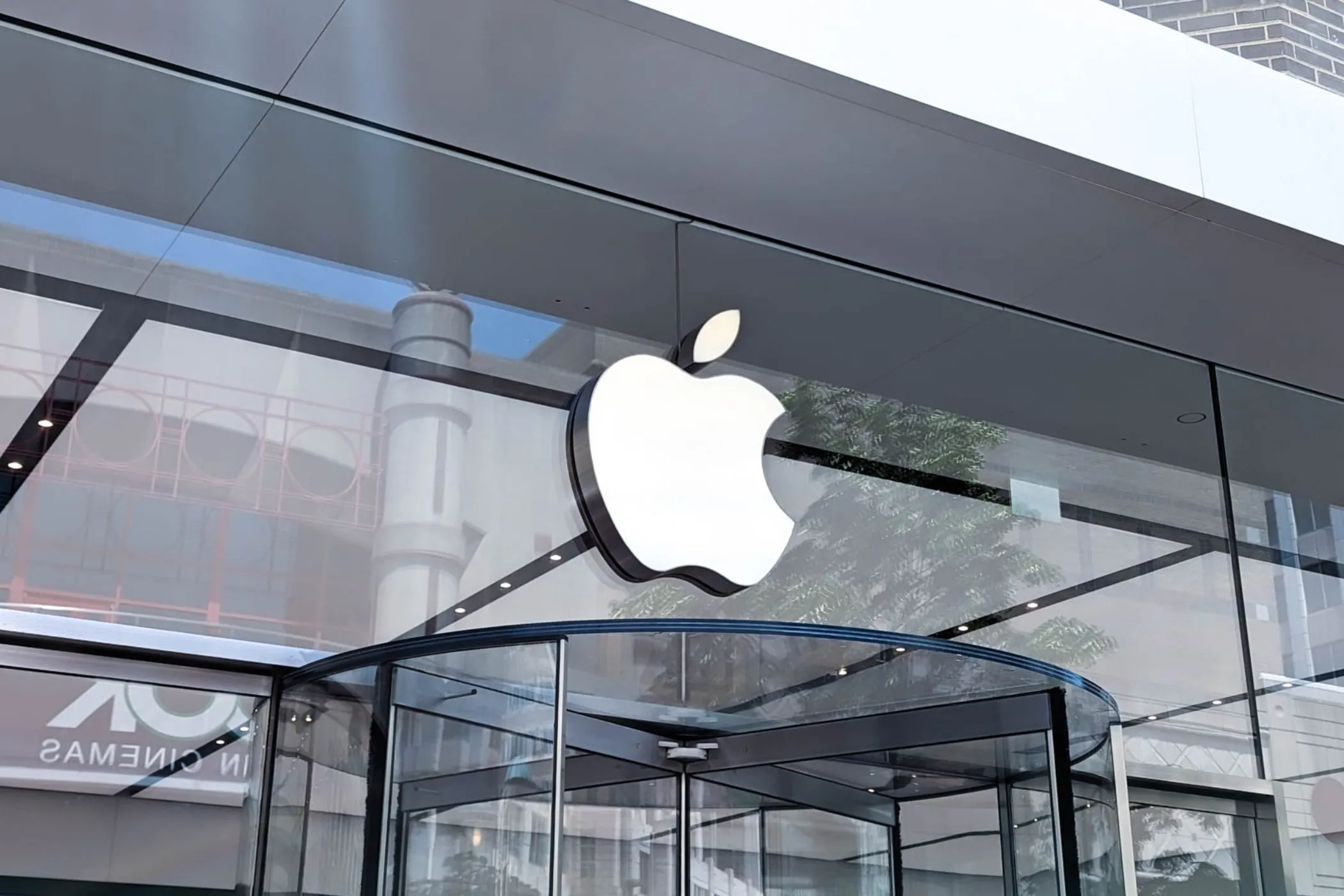 Logo Apple bên ngoài cửa hàng Apple, tượng trưng cho chính sách bảo hành và đổi trả.