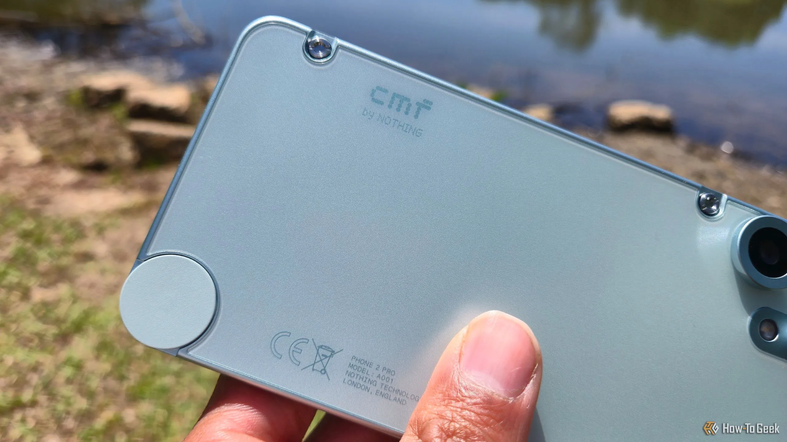 Logo CMF được khắc nổi trên mặt lưng của điện thoại CMF Phone 2 Pro, nhấn mạnh thương hiệu con của Nothing với triết lý thiết kế độc đáo và tối giản.