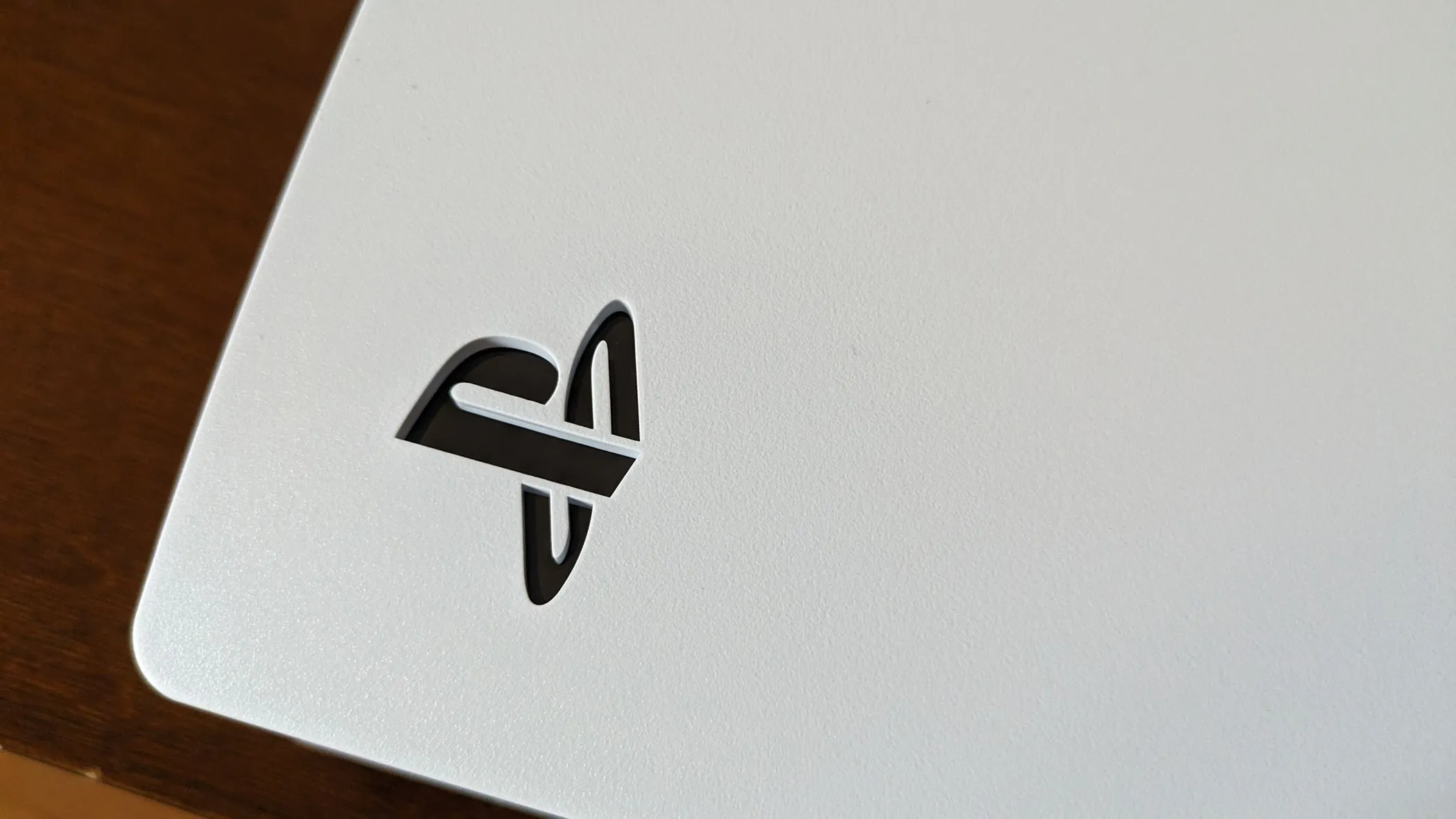 Logo PS5 nổi bật trên thân máy PlayStation 5 màu trắng, thể hiện thương hiệu console của Sony.
