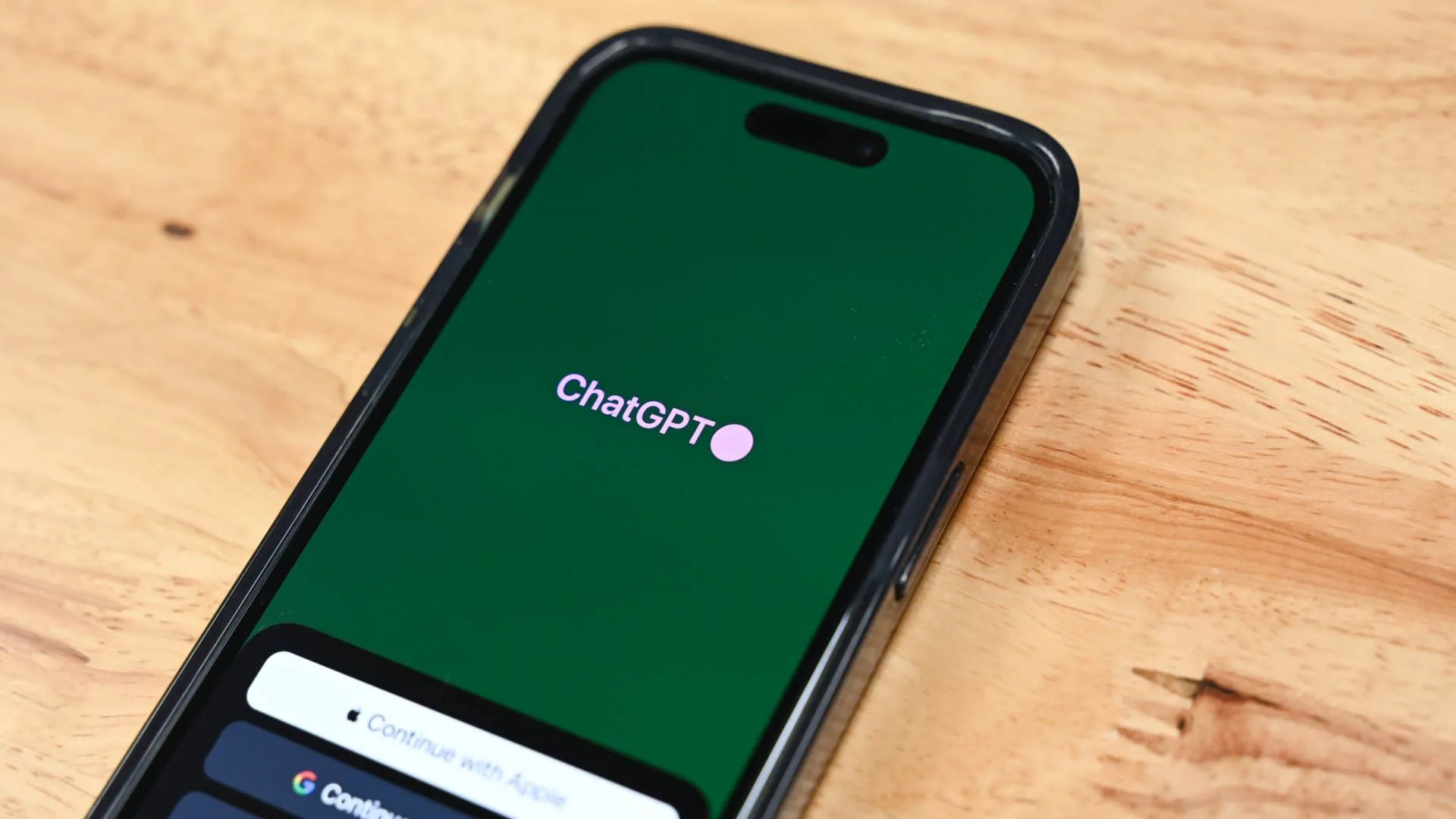 Logo ứng dụng ChatGPT chính thức trên màn hình đăng nhập của iPhone