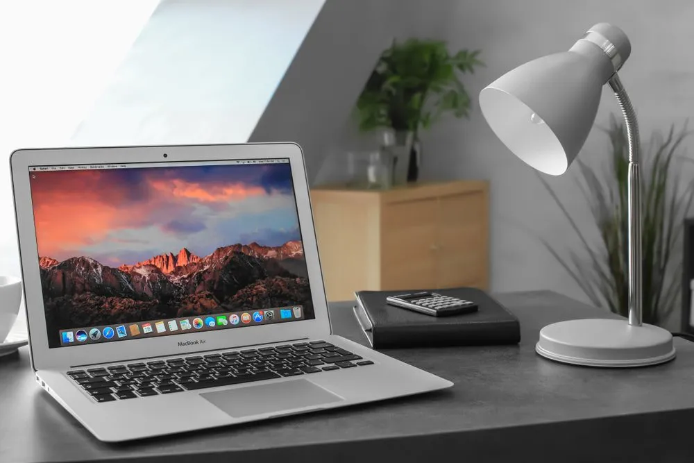 MacBook Air Apple 2017 màu bạc với màn hình desktop