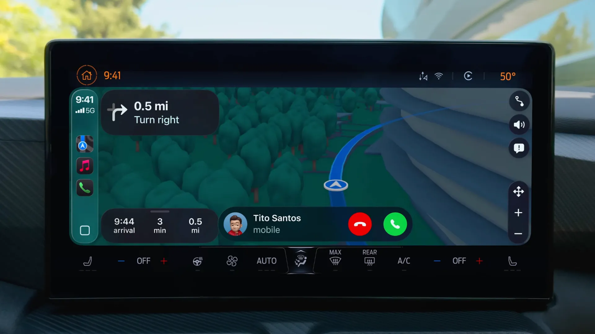 Màn hình CarPlay iOS 26 hiển thị điều hướng bản đồ với thanh thông báo cuộc gọi đến nhỏ gọn ở phía dưới, giúp tài xế tập trung lái xe.