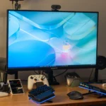 Màn hình chơi game 4K GIGABYTE M32U trên bàn làm việc cùng bàn phím và phụ kiện