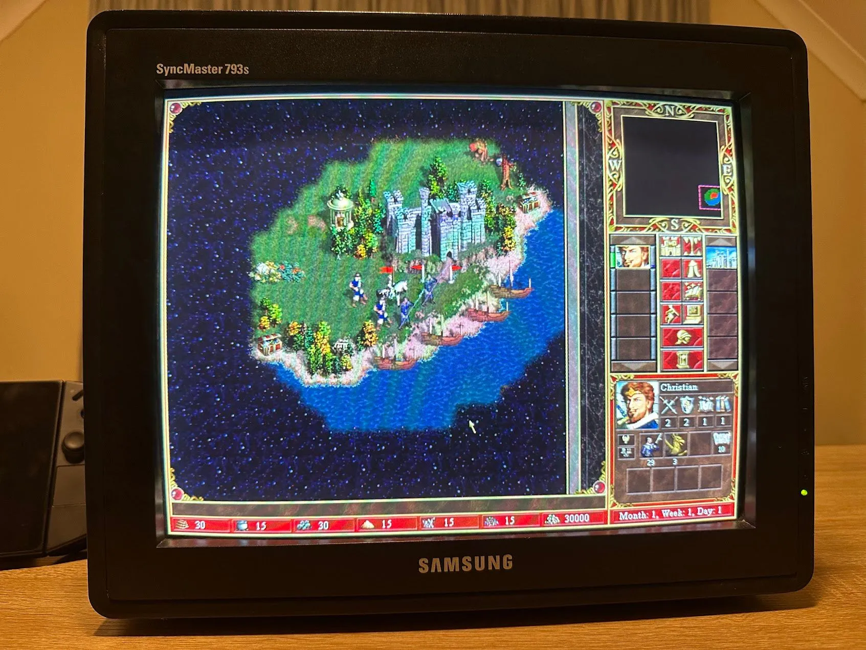 Màn hình CRT hiển thị bản đồ game Heroes of Might and Magic III với chi tiết và màu sắc sống động.