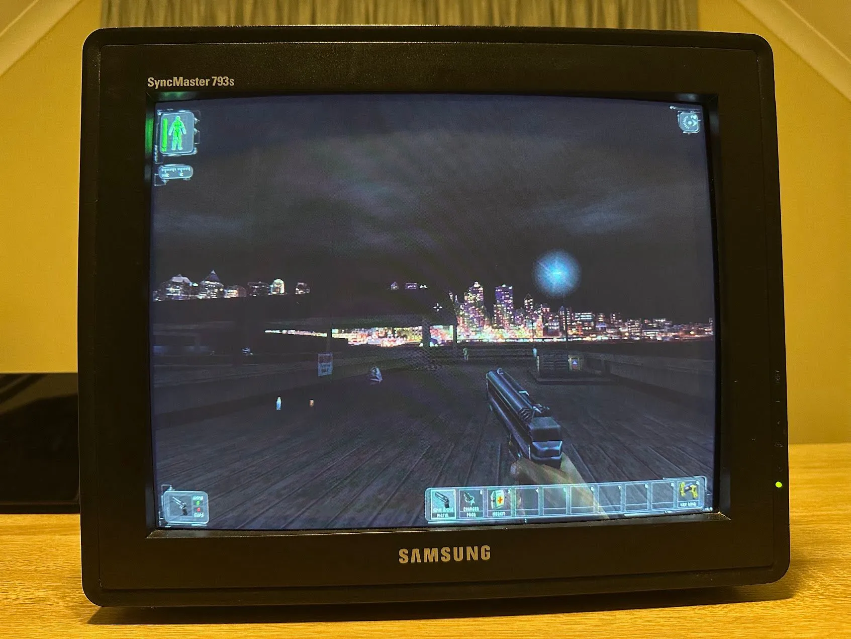 Màn hình CRT hiển thị game Deus Ex với các mô hình nhân vật và texture độ phân giải thấp được làm mượt.
