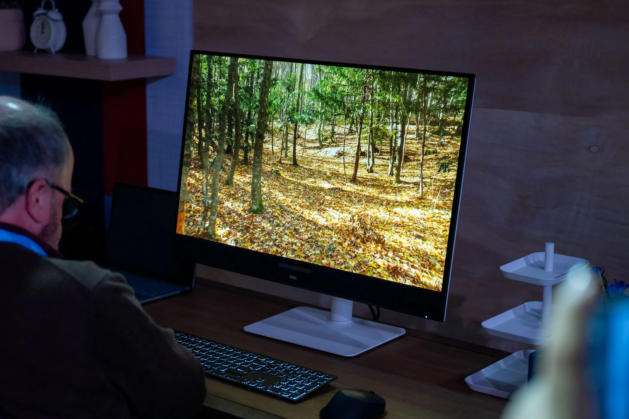 Màn hình Dell 32 Plus 4K QD-OLED hiển thị video trên bàn.