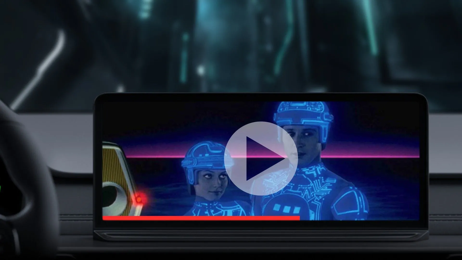 Màn hình giải trí trên ô tô hiển thị ứng dụng video thông qua Android Auto