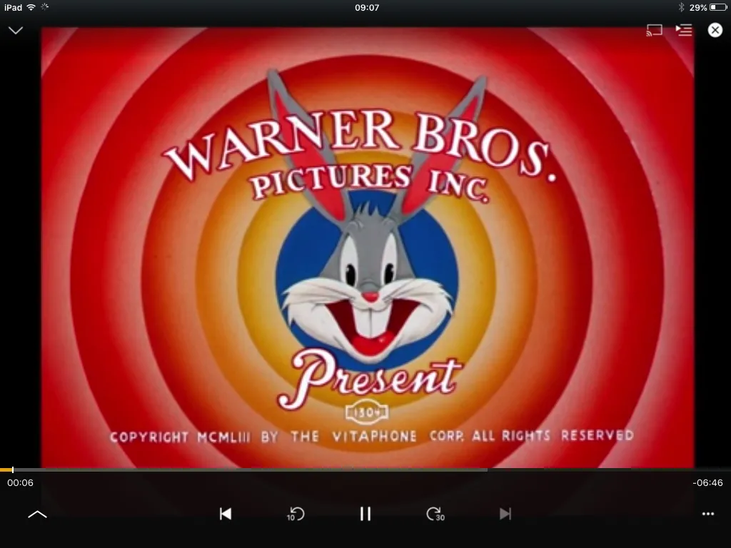 Màn hình giới thiệu một bộ phim hoạt hình của Warner Bros đang phát trên ứng dụng Plex trên iPad 2, cho thấy khả năng xem phim trên iPad cũ.