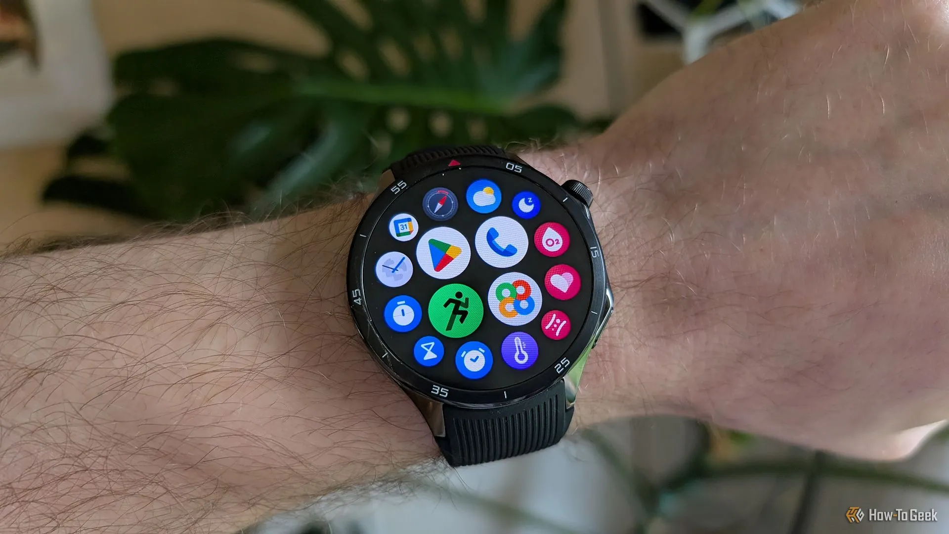 Màn hình hiển thị danh sách ứng dụng trên đồng hồ thông minh OnePlus Watch 3, cho thấy sự phát triển của hệ sinh thái ứng dụng trên smartwatch hiện đại.