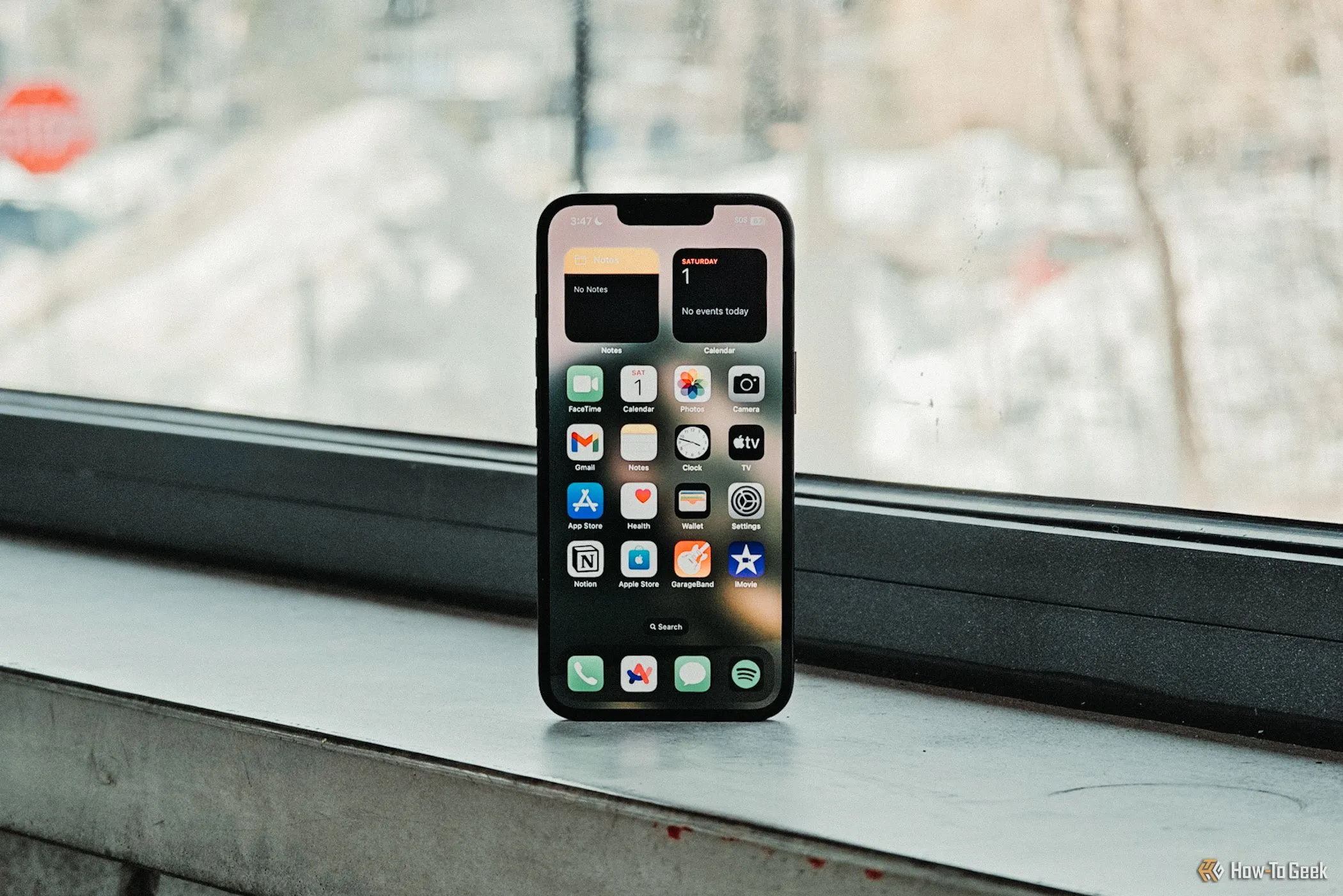 Màn hình iPhone 16e hiển thị giao diện chính trong ánh sáng ban ngày, tạo cảm giác quen thuộc với người dùng iOS