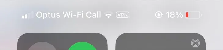 Màn hình iPhone hiển thị biểu tượng Wi-Fi Calling và sóng di động, giúp người dùng kiểm tra kết nối khi đi roaming.