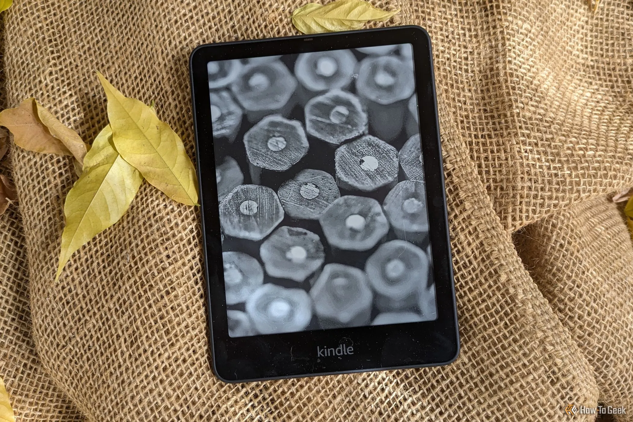 Màn hình khóa của máy đọc sách Kindle Paperwhite SE (Thế hệ 12), thể hiện giao diện thân thiện với người dùng.