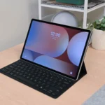 Màn hình khóa của máy tính bảng Samsung Galaxy Tab S10+ hiển thị giao diện One UI với các thông báo và hình nền.