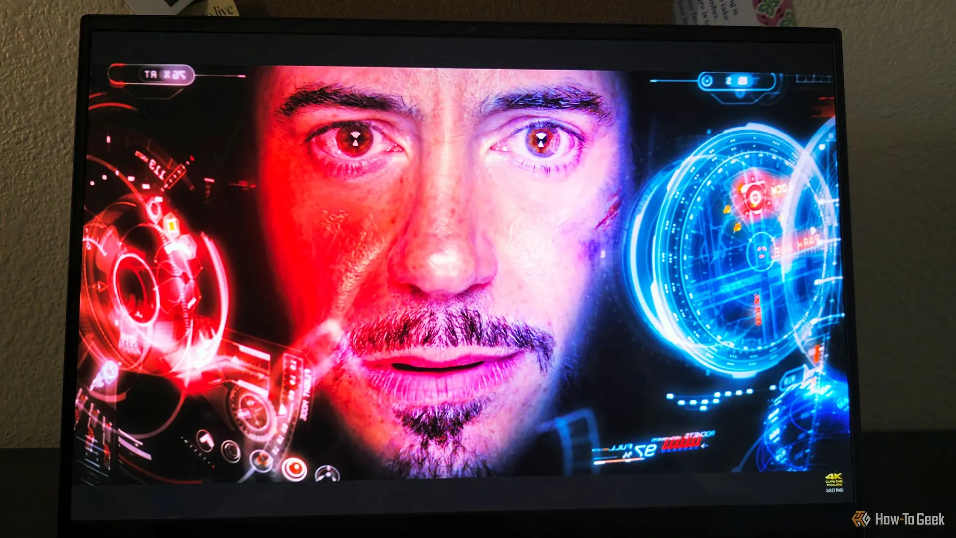 Màn hình laptop gaming Razer Blade 16 2025 hiển thị cảnh phim The Avengers