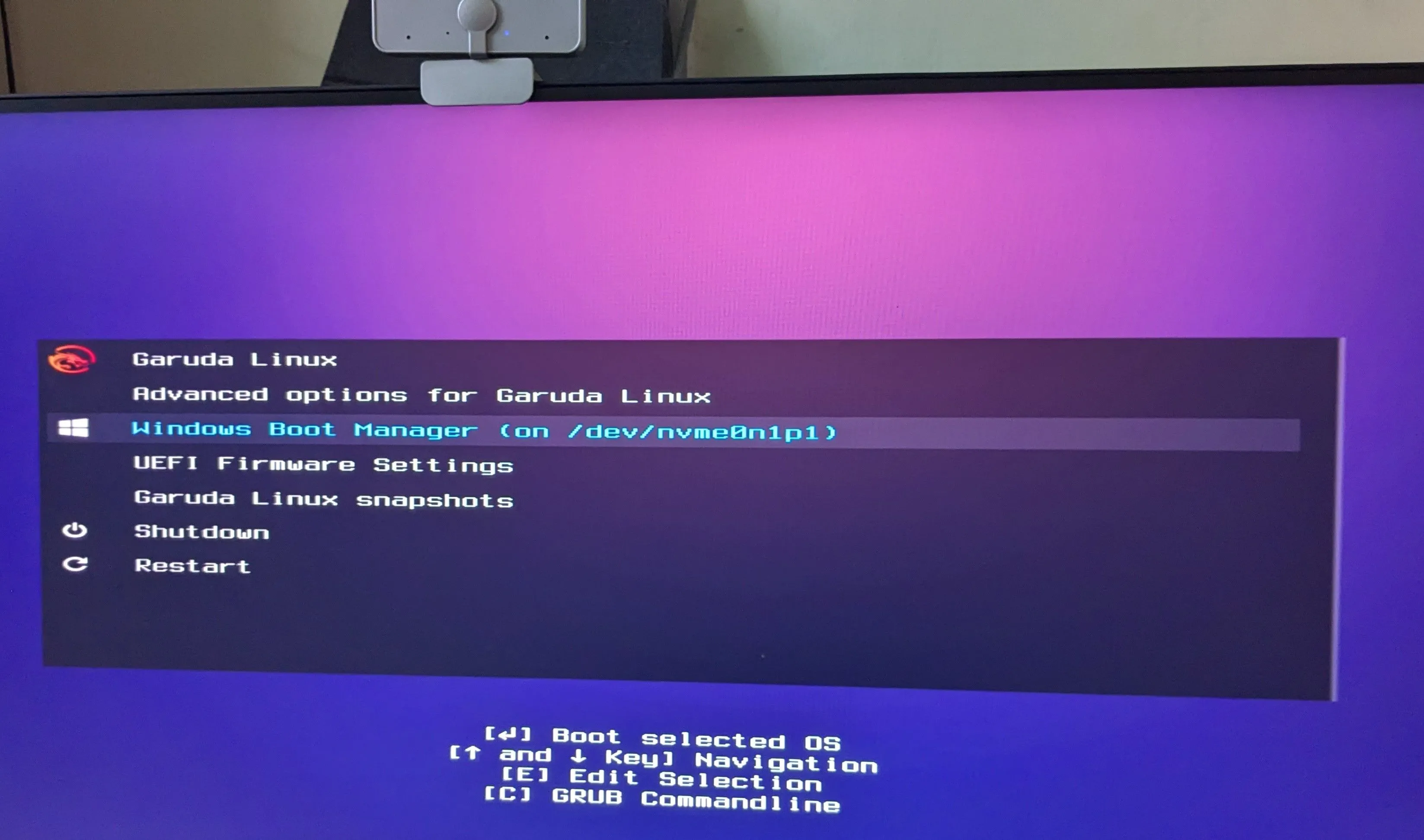 Màn hình lựa chọn hệ điều hành dual-boot giữa Garuda Linux và Windows 11 trên máy tính PC.