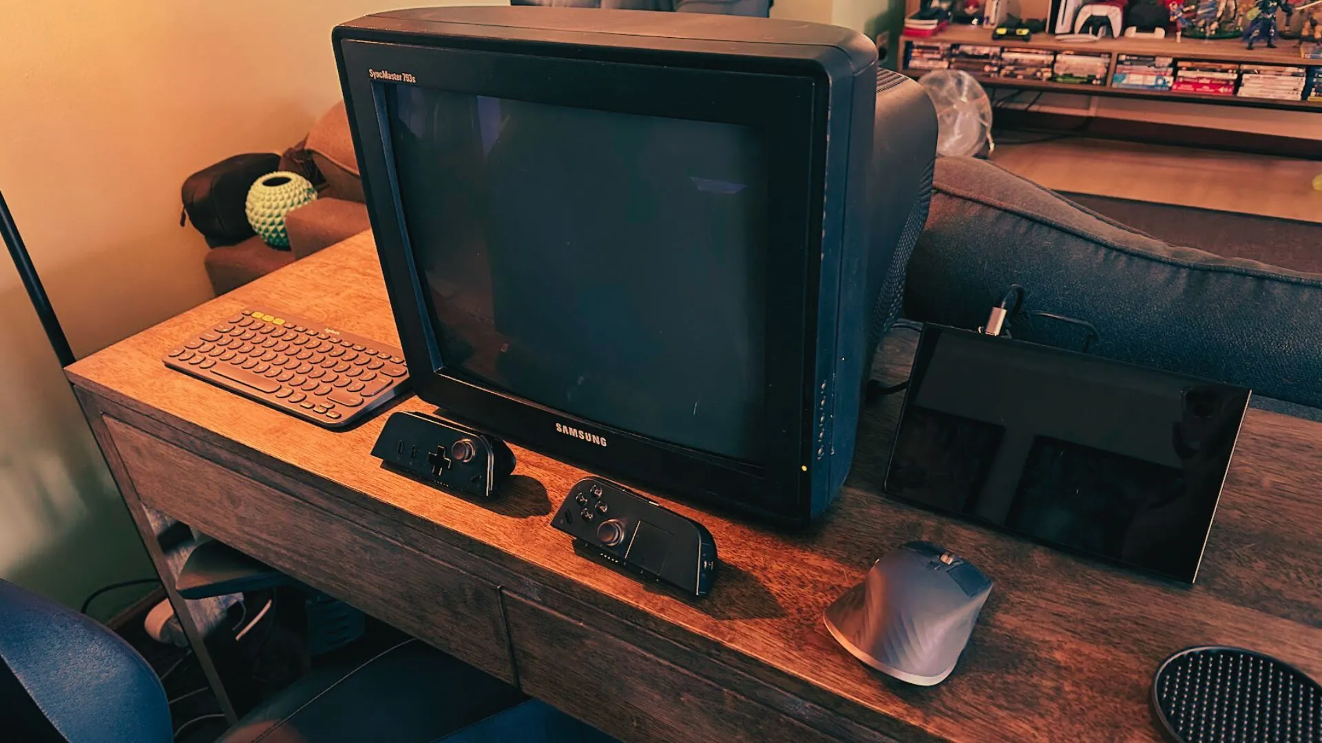 Màn hình máy tính CRT được kết nối với PC cầm tay cùng với chuột và bàn phím trên bàn làm việc và một số bộ điều khiển